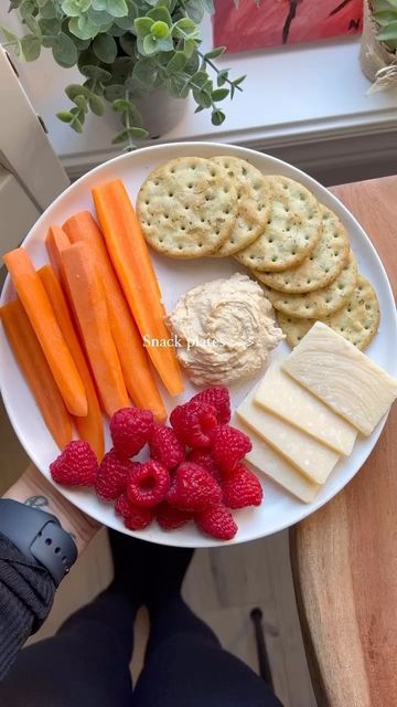 Mini Healthy Snacks, Eating For Beauty, Sliced Turkey Lunch Ideas, Healthy Food And Snack Ideas, Hummus Plate Lunch, Crackers Snacks Ideas, Healthy Snack Plate Lunch, Hummus Snack Plate, Food With Hummus