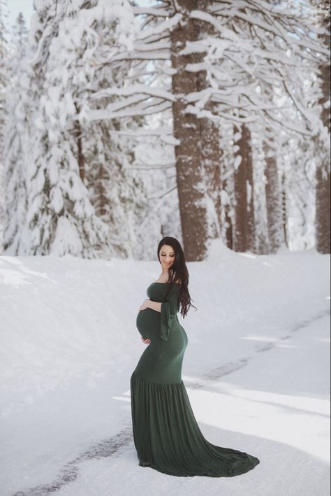 Christmas Card Photo Ideas Pregnant, Maternity Dresses For Photoshoot Winter, Winter Snow Maternity Photoshoot, Winter Maternity Dress Photo Shoots, Diy Maternity Photos Winter, Maternity Photo Shoot Ideas Snow, Outside Winter Maternity Photos, Maternity Photography In Winter, Outdoor Winter Maternity Shoot Snow