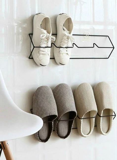 12 brilliant shoe storage ideas that will keep your footwear organized - Save valuable floor space with this shoe rack that can be hung on walls and doors. #smallstorage Shoe Storag, Diy Shoe Rack Ideas, Wall Shoe Rack, Wall Mounted Shoe Storage, Penyimpanan Makeup, Diy Rack, Wall Mounted Shoe Rack, Diy Shoe Storage, Diy Shoe Rack