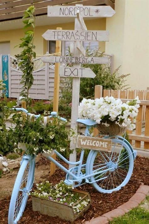 Pinterest Garden, Balcony Decoration, نباتات منزلية, Simple Wedding Decorations, Eco Friendly Garden, Old Bicycle, Apartment Patio Decor, Patio Decorating Ideas On A Budget, בר מצווה