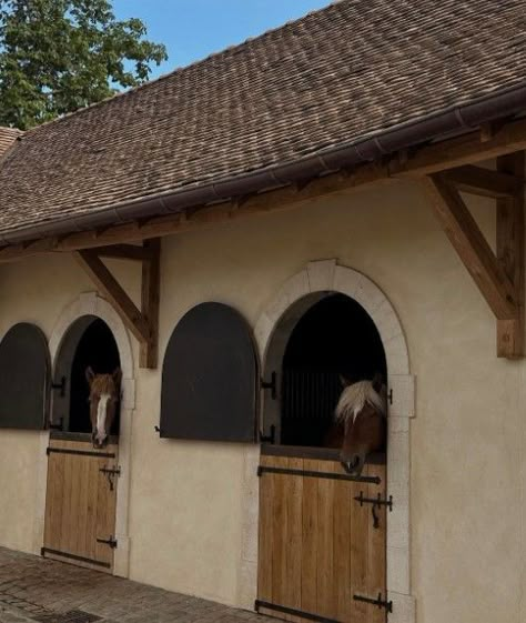 Countryside Farmhouse, Horse Shelter, Dream Horse Barns, Dream Stables, Horse Camp, Rustic Bathroom Designs, Farm Lifestyle, Dream Barn, Dream Horse