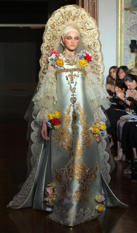 Camp Fashion, Vlada Roslyakova, High Fashion Couture, Gold Gown, Exotic Fashion, Fashion Suits For Men, Costume Institute, Hijab Fashion Inspiration, Christian Lacroix