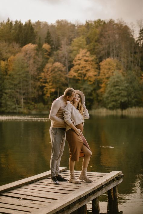 Autumn Maternity Photography, Fall Lake Maternity Pictures, Cozy Fall Maternity Photos, Unique Fall Maternity Pictures, Fall Maternity Outfits For Photoshoot Plus Size, Pregnancy Announcement Pictures Fall, Maternity Shoot Autumn, Casual Maternity Pictures Fall, Fall Family Pictures Outfits Pregnant