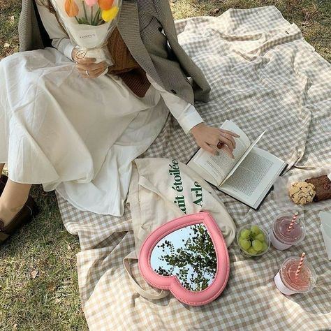 Picnic Date Outfits, Picnic Photo Shoot, Ootd Poses, Picnic Theme, Picnic Inspiration, Picnic Essentials, Picnic Date, Picnic Time, Picnic Food