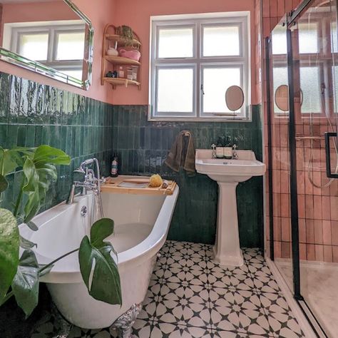 Green Light Bathroom, Low Ceiling Bathroom Ideas, Gray And Green Bathroom, Bathroom Green Tiles, Forest Green Bathroom, Forest Green Wall, Peaceful Bathroom, Colourful Bathroom, Rose Mallow