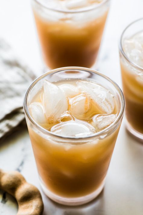 Agua de tamarindo (or tamarindo drink) is a popular Mexican drink made from tamarind pods, water, and sugar. It’s a refreshing, tart and sweet agua fresca! Tamarindo, Tamarind Benefits, Tamarind Fruit, Isabel Eats, Horchata Recipe, Agua Fresca Recipe, Mexican Drinks, Easy Mexican, Agua Fresca