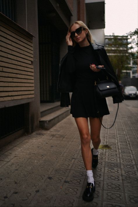 Black outfit, high loafers, white socks, mini black skirt, fashion Business Outfit With Loafers, Stockings And Socks Outfit, White Mini Dress Winter Outfit, Mini Skirt For Work, Skirt Tights Loafers Outfit, Loafers And Mini Skirt Outfit, Work Mini Skirt Outfit, Socks And Skirt Outfit, Black Skirt And Loafers Outfit