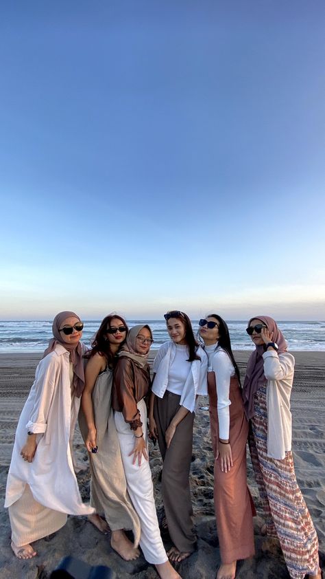 ootd idea beach pantai jogjakarta Hijab Outfit For Beach, Beach Outfits Women Hijab, Ootd Ke Pantai Casual, Ootd Pantai Bali, Ootd Bali Beach, Ootd Bali Hijab, Ootd Pantai Hijab Simple, Beach Ootd Hijab, Outfit Beach Hijab