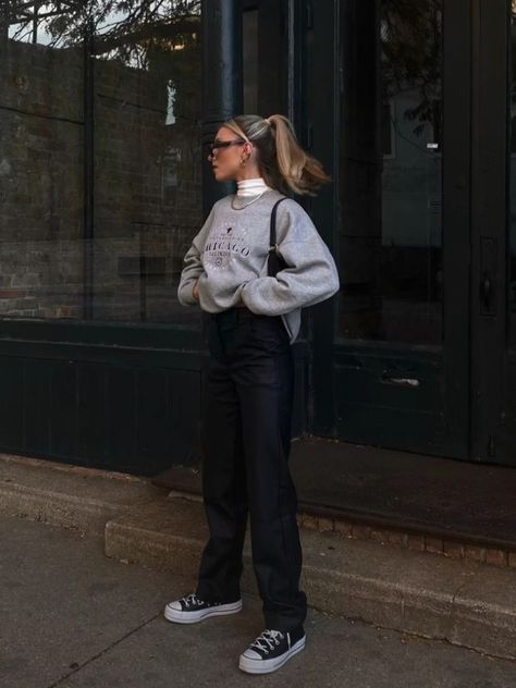 London Everyday Outfit, Medium Weather Outfits, Autumn Outfits Sneakers, Simple Sneakers Outfit, Manchester Outfit Street Styles, Windy Day Outfit Spring, New York Spring Outfits 2024, Outfits With Sneakers Summer, Ny Outfits Spring