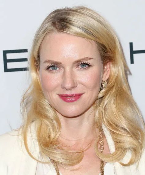 Naomi Watts Hair, French Beauty Routine, Raspberry Lips, French Beauty Secrets, Beauty Routine Checklist, Celebrity Beauty Secrets, Blonde Locks, Berry Lipstick, Skin Care Routine For 20s