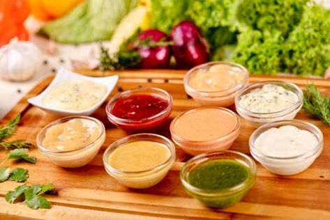 9 salsas para ensaladas para hacer en casa Salsa Yogurt, Fondue Recipes, Salad Sauce, Corn Salads, Idee Pasto Sano, Garlic Sauce, Salsa Verde, Daily Meals, Different Recipes