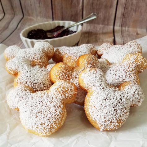 Mickey Beignets, Mint Julep Bar, Beignet Recipe, Disney Desserts, Disneyland Food, Disney Treats, Disney Snacks, Disney Food Blog, Cute Desserts