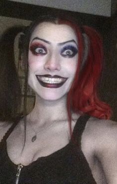 Brown Hair Harley Quinn, Original Harley Quinn Makeup, Harley Quinn Clown Makeup, Harley Quinn Red And Black Makeup, Brunette Harley Quinn, Harely Quinn Makeup, Harley Quinn Hairstyles, Harley Quinn Makeup Red Black, Old Harley Quinn