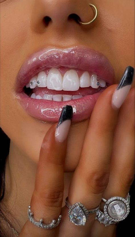 Aesthetic Tooth Gems, Diamond On Teeth, Teeth Gens, White Teeth Aesthetic, Piercing Dental, Homemade Teeth Whitening, Tooth Gems Aesthetic, Crest Whitening Strips, Tooth Gems Ideas