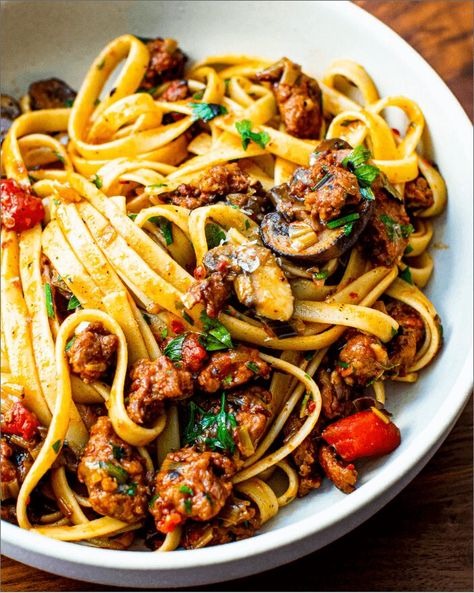 Fettuccine with Sausage and Leeks Leek Pasta, Fettuccine Recipes, Leek Recipes, Hot Italian Sausage, Spicy Sausage, Sausage Recipes, Italian Sausage, Leeks, Food Network