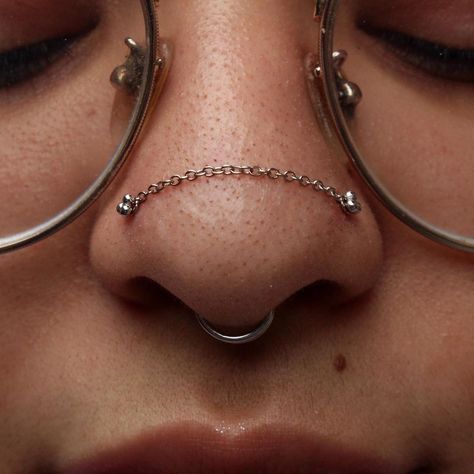 Nose Piercing Chain, Piercing Chain, Nose Chain, Chain Tattoo, Piercing Inspo, Cute Ear Piercings, Face Jewellery, Nose Jewelry, White Gold Chains