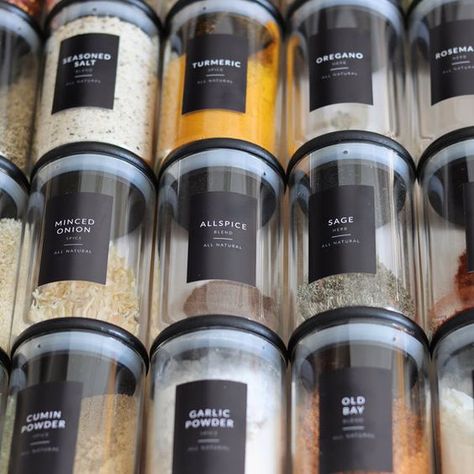 Spices Jars Ideas, Black Spice Jars, Black Pantry Organization, Labels Design Ideas, Modern Spice Rack, Spice Jar Organization, Hawaii Apartment, Black Pantry, Black And White Kitchen Decor