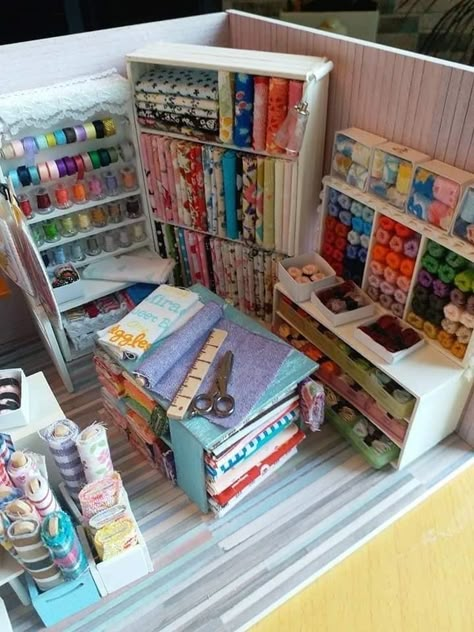 Borrowers House Ideas, Room Boxes Miniature Dioramas, Miniature Houses Diy How To Make, Miniature Sewing Room, Miniature Sewing, Room Box Miniatures, Mini Crafts, Dolls House Shop, Vintage Upcycle