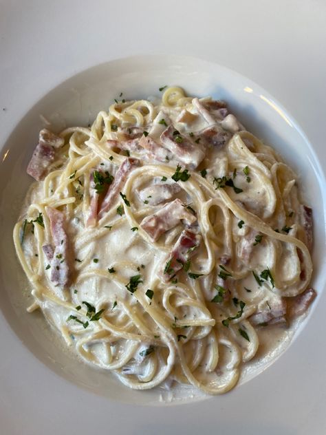 #carbonara #pasta #food Pasta Pictures Aesthetic, Spaghetti Carbonara Aesthetic, Pasta Carbonara Aesthetic, Carbonara Aesthetic, Creamy Carbonara Recipe, Paste Carbonara, Fettucini Carbonara, Carbonara Creamy, Creamy Carbonara Pasta