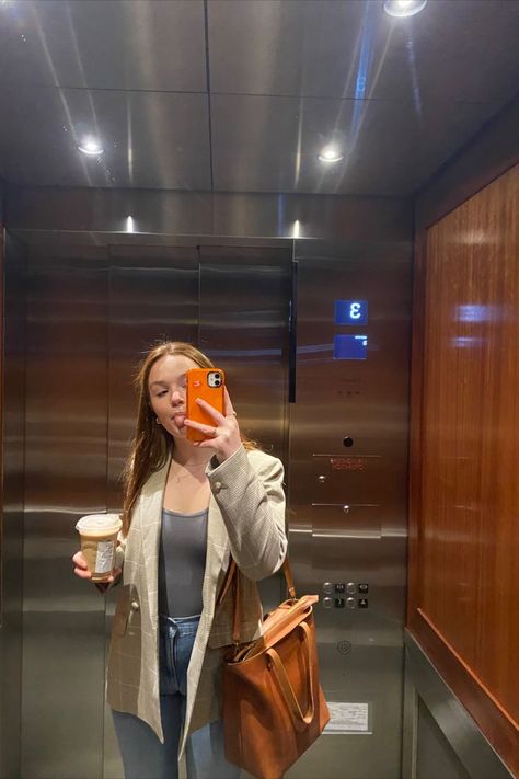 women in business casual attire taking mirrow selfie in elevator Office Bag Aesthetic, Laptop Bag Outfit Women, Corporate Bags Women, Office Laptop Bag For Women, Work Totes For Women Laptop Bags, College Tote Bag Aesthetic, Work Tote Bag Essentials, Work Bag Essentials The Office, Brown Tote Bag Outfit