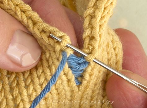 A mattress stitch tutorial Knitting Hacks, Knitting Help, Mattress Stitch, Little Cotton Rabbits, Basic Stitches, Baby Sweater Knitting Pattern, Knitting Blogs, Sweater Knitting Patterns, Knitting Tutorial