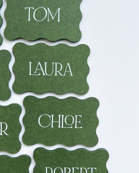 Green Wedding Menu Card, Table Identifiers Wedding, Diy Wedding Name Cards, Modern Place Cards, Green Theme Wedding Decor, Rehearsal Dinner Place Cards, Unique Name Cards Wedding, Green Wedding Aisle, Green Wedding Signage