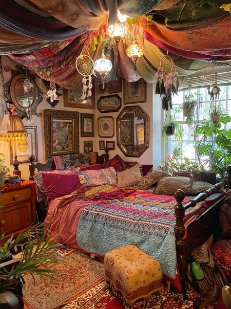 Eccentric Room Ideas, Turkish Room Aesthetic, Maximalist Aesthetic Room, Apartment Inspiration Maximalist, Whimsical Maximalist Bedroom, Organized Maximalist Bedroom, Boho Maximalism Outfits, Howls Room Aesthetic, Maximalist Crafts