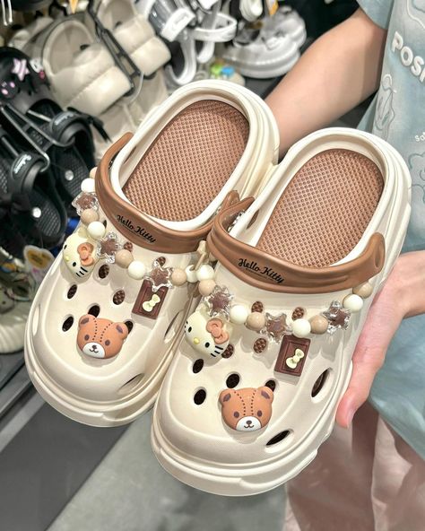 Step into summer with the cutest Hello Kitty sandals! 🌞👡Perfect for every fan. Get yours now and add a touch of charm to your every step! Now available on cutelalaco.com with 10% off your first purchase! 🫶🏻Follow @cutelalacoshop to get more kawaii items with special discounts and offers! Don't miss out! 💓 💓 💓 💓 💓 #hellokittylover #hellokitty #hellokittyfan #sanrioaesthetic #hellokittycollection #hellokittyaddict #hellokittycollector #hellokittystuff #sanrio #hellokittyandfriends #kuromi #sanr... Kuromi Black, Platform Sandals Outfit, Sandals Aesthetic, Croc Platforms, Sanrio Fashion, Clogs Platform, Kawaii Items, Fancy Sandals, Platform Shoes Sandals