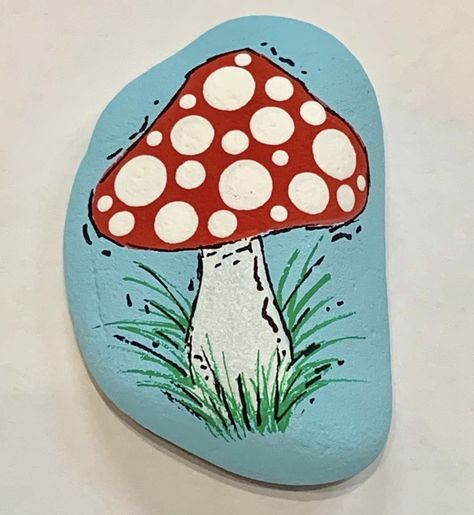 Toadstool Painted Rock Cool Rock Painting Ideas Aesthetic, Rock Painting Mushroom Ideas, Fairy Garden Rock Painting Ideas, Toadstool Painting, Mushroom Painted Rocks Ideas, Mushroom Rock Art, Cute Rock Painting Ideas Aesthetic, Mushroom Pebble Art, Cottage Rock Painting