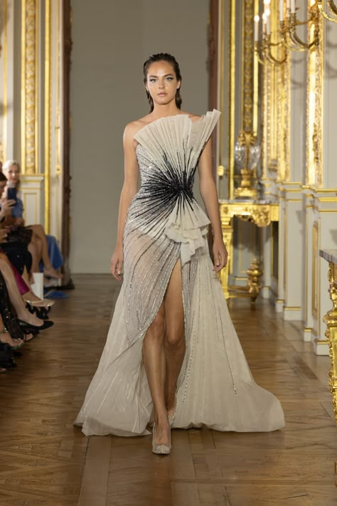 Tony Ward Couture, Runway Gowns, Tony Ward, Formal Outfits, Gowns Of Elegance, Fall 2022, Glam Dresses, Celebrity Outfits, Designer Gowns