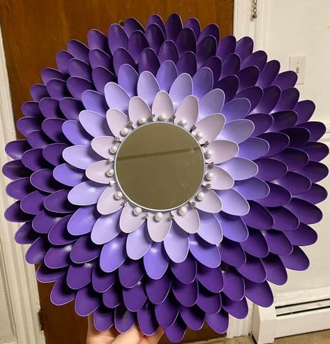 Wall Mirror Frame Ideas, Diy Wall Mirror Frame Ideas, Mirror Frame Ideas, Home Crafts Diy, Diy Wall Mirror, Mirror Framing, Pista Shell Crafts, Wall Mirror Frame, Plastic Spoon Crafts