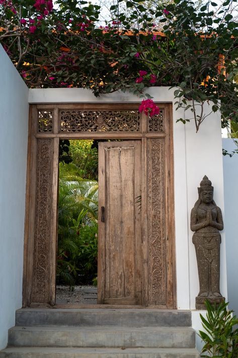 Tropical Gate, Balinese Door, Tropical Doors, Bali Architecture, Santa Teresa Costa Rica, Bali Garden, Home Decor Ideas Bedroom, Surfing Santa, Jungle House