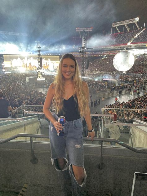 Laid Back Concert Outfit, James Taylor Concert Outfit, Concert Outfit Paramore, Rock Concert Outfit Jeans, Noah Cyrus Concert Outfit, Nickel Back Concert Outfit, Rebelution Concert Outfit, Ed Sheeran Concert Outfit 2023, Ed Sheeran Concert Fits