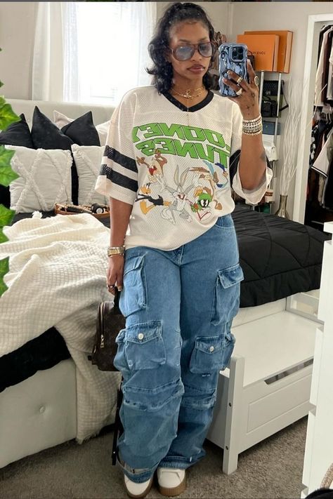 Cute Fits With Black Cargo Pants, Casual Style Outfits Aesthetic, Cute Cargo Outfits, Cute Streetwear Outfits Black Women, Colorful Streetwear Outfits, Cargo Pants Oversized Shirt, Black Cargo Pants Outfit Summer, Colorful School Outfits, Women’s Streetwear Fashion