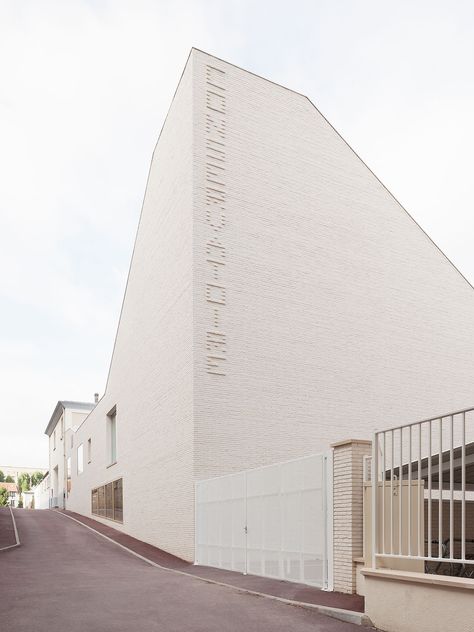 Photo by Schnepp Renou. Music Conservatory, Exterior Signage, City Block, Tower Building, Brick Architecture, Architectural Section, Brick Facade, Music School, School Building