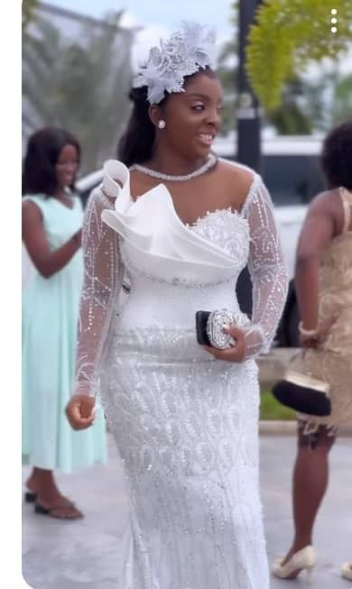 White Long Sleeve Wedding Dress, Latest Wedding Gowns, Ayra Starr, Simple Dress Styles, Lace Dress Classy, Boubou Styles For Women, Fancy Short Dresses, Classy Short Dresses, African Fabric Dress