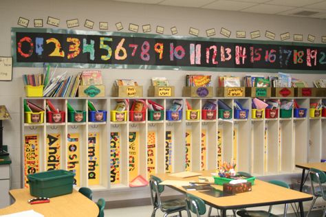 I love the large name plates in the cubbies. This would be my dream! School Cubbies Ideas, Preschool Cubby Decorating Ideas, Lockers In Classroom, Cubby Labels Preschool, Cubby Storage Ideas Classroom, Preschool Cubbies, Kindergarten Classroom Themes, Cubby Ideas, Classroom Decor Middle