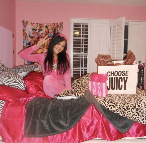 Jersey Shore Room Aesthetic, Y2k Bedroom Decor, 00s Room, Mcbling Room, Ayesha Core, 2000s Bedroom, Floor Bed Decor Ideas, Trashy Y2k Bedroom, Trashy Y2k Aesthetic