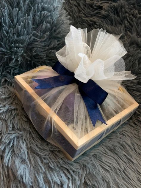 Net Wrapping Gifts, Net Packing Hamper, Net Gift Wrapping Ideas, Tulle Gift Wrap, Purse Packing Ideas For Wedding, Hamper Wrapping Ideas, Perfume Gift Box Ideas Packaging, Hamper Packing Ideas, Eid Hampers