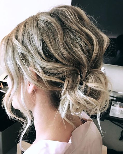 Wavy Bun, Kadeřnické Trendy, Easy Updo Hairstyles, Short Hair Bun, Shorter Hair, Up Dos For Medium Hair, Best Wedding Hairstyles, Updos For Medium Length Hair, Low Bun