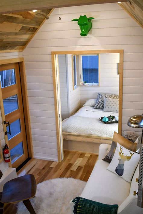 Luxury Tiny House On Wheels, Tiny Designs, Tiny House Towns, Tiny House Bedroom, Tiny House Luxury, Tiny House Interior Design, Tiny House Loft, Floor Bedroom, Tiny House Inspiration