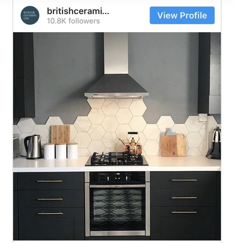 Honeycomb Tile Backsplash, Hexagon Tile Backsplash Kitchen, Hexagon Tile Kitchen, Honeycomb Kitchen, Honeycomb Backsplash, Honeycomb Tile, Kitchen Splashback, Kitchen Wall Tiles, Kitchen Tile