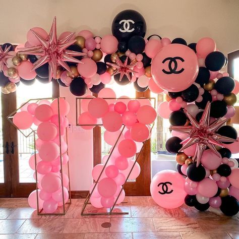 Sassy 17 Birthday Ideas, Pink House Party Decorations, Barbie Birthday Party Ideas For Women, Baddie Birthday Decorations, Sweet 16 Hotel Party Decoration, Chanel Sweet 16 Ideas, 18th Birthday Hotel Party Ideas, Money Birthday Ideas, Hotel Birthday Party Ideas Sweet 16