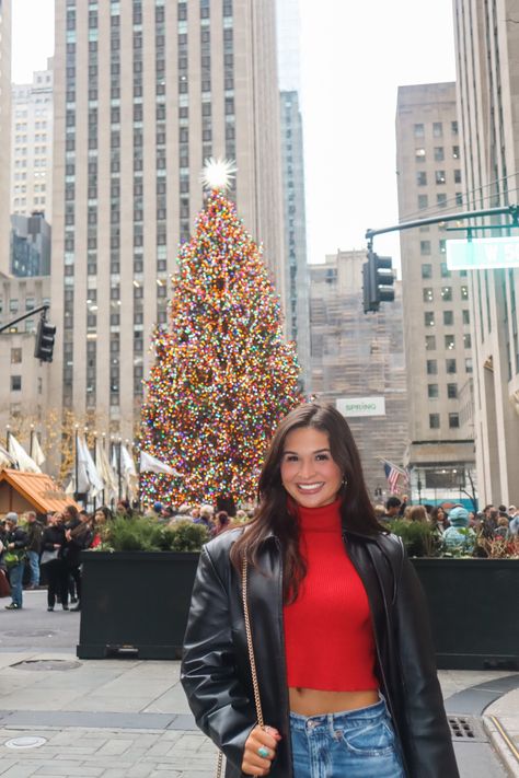 Christmas Nyc Photoshoot, Christmas City Outfit, Nyc Photo Ideas Christmas, Nyc December Aesthetic, Christmas In New York Pictures, New York Christmas Fits, Christmas In Chicago Outfits, New York Christmas Photoshoot, New York Christmas Picture Ideas