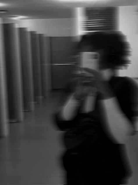 Black And White Ootd, Aesthetics Black And White, No Face Body Pictures, Aesthetic Blurry Mirror Selfie, White Ootd, Curly Head, Blur Picture, Best Instagram Stories, Best Friends Cartoon