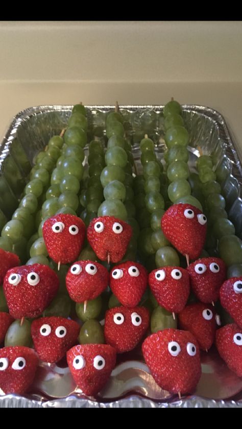 Baby Boy Shower Food, Shower Snacks, Boy Baby Shower Food, Snacks Fruit, Fruit Ideas, Fruit Kabobs, Safari Birthday Party, Food Snacks, Food Fruit