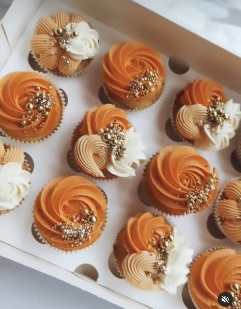 Cupcakes Fall Wedding, Fall Cupcakes For Wedding, Wedding Boho Cupcakes, Terracotta Wedding Cupcakes, November Cupcake Ideas, Thanksgiving Cupcakes Easy, Thanksgiving Baked Goods To Sell, Burnt Orange Cupcakes Wedding, Cupcakes With Pumpkin Decorations