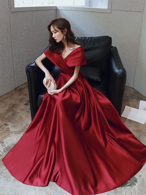 Vestidos Color Vino, Typa Girl, Tights Boots, Wine Red Dress, Red Satin Dress, Simple Frocks, Prom Dresses Elegant, Dress Train, A Line Evening Dress