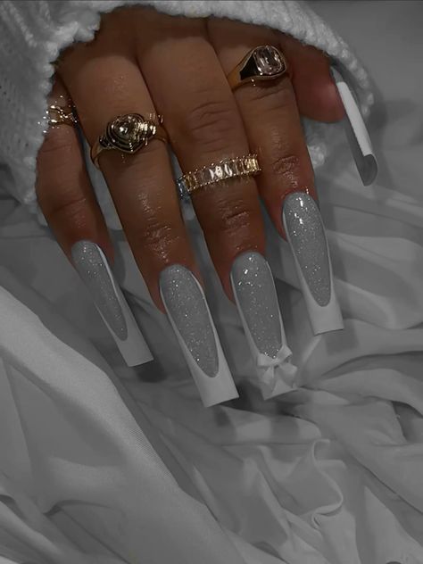 White Designs Nails, White Nye Nails, Grey Aesthetic Nails, Milky White Winter Nails, December Nails White, Milk White Acrylic Nails With Design, Milk White Acrylic Nails, White Base Nails, White Bling Acrylic Nails