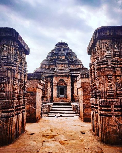 Konark Sun Temple or Konark Surya Mandir was build in 13th-century CE at Konark Puri Odisha Konark Sun Temple Photography, Odisha Photography, Odisha Temple, Konark Temple, Bubble Diagram Architecture, Temple Background, Konark Sun Temple, Puri Odisha, Temples Of India